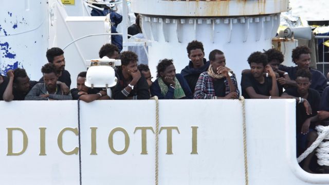Αποβιβάστηκαν για λόγους υγείας 16 από τους εγκλωβισμένους πρόσφυγες στο Diciotti