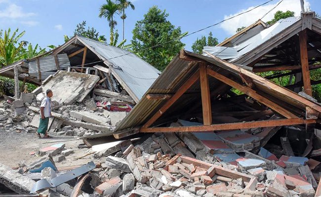Ινδονησία : Τουλάχιστον 98 νεκροί από τον ισχυρό σεισμό - απομακρύνθηκαν 2.000 τουρίστες