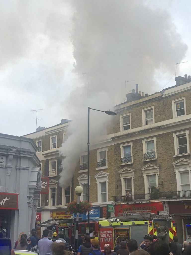 Φωτιά σε τετραώροφο κτήριο στο Λονδίνο