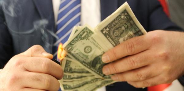 Οι Τούρκοι μποϊκοτάρουν τις ΗΠΑ: Σπάνε iPhones και καίνε δολάρια