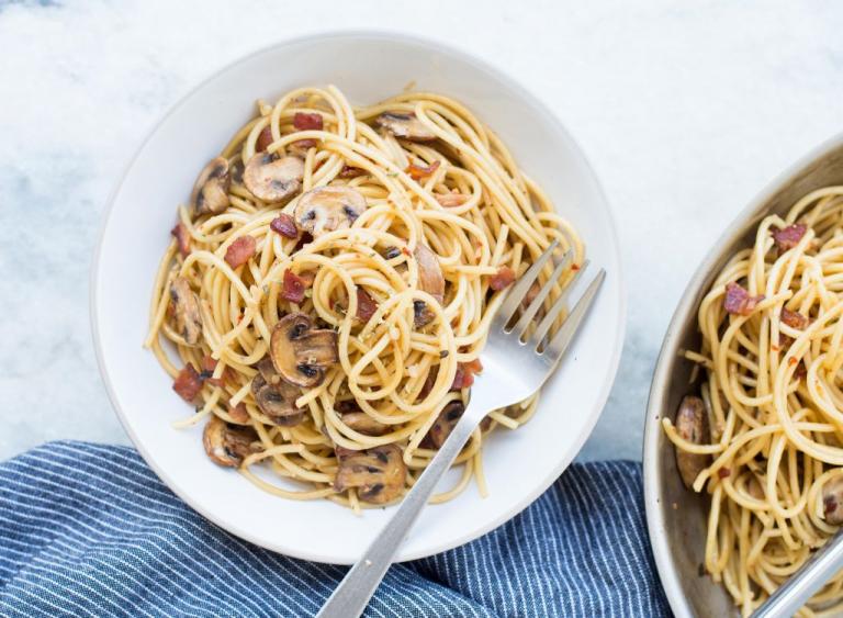 Μακαρονάδα με μπέικον, μανιτάρια και σκόρδο