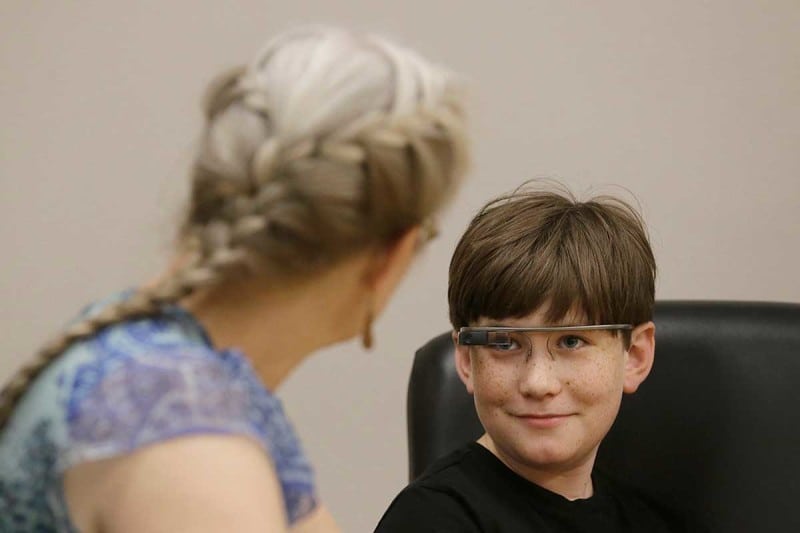 Αυτισμός: «Έξυπνα» γυαλιά βοηθούν τα παιδιά να αντιληφθούν τα συναισθήματα