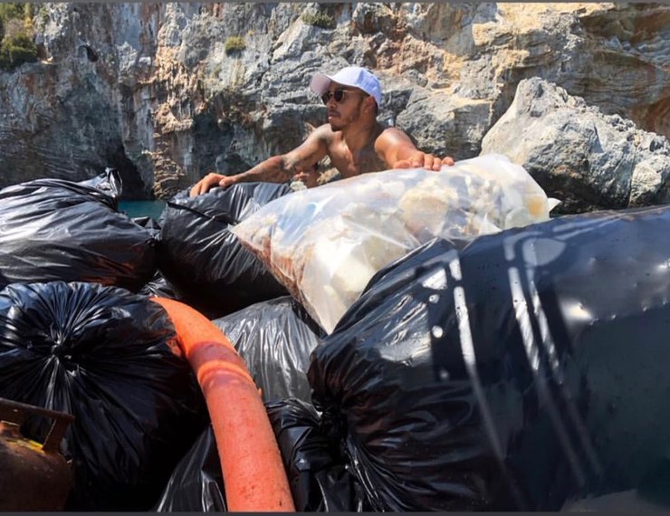 Ο Χάμιλτον καθάρισε παραλία της Μυκόνου από τα σκουπίδια