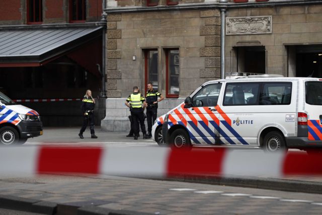 Επίθεση με μαχαίρι στον κεντρικό σιδηροδρομικό σταθμό του Άμστερνταμ