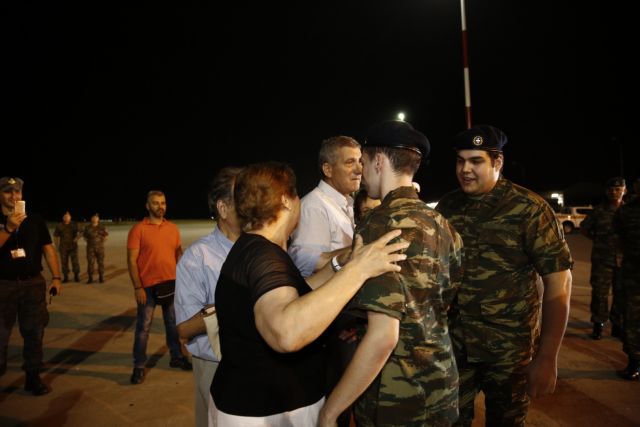 Συγκινητικές στιγμές: Στην πατρίδα έφτασαν οι δύο Ελληνες στρατιωτικοί (εικόνες - βίντεο)