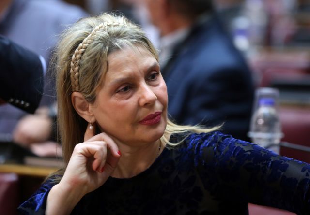 «Συγχώρεσαν» την Παπακώστα για τα ρατσιστικά σχόλια