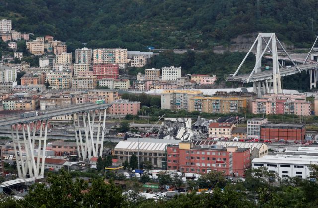 Τραγωδία Γένοβα : Περισσότεροι από 30 οι νεκροί από κατάρρευση οδογέφυρας [Εικόνες]