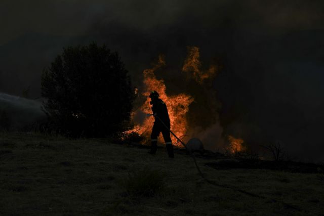 Φωτιά στην Άρλα Αχαΐας, απειλήθηκε το χωριό