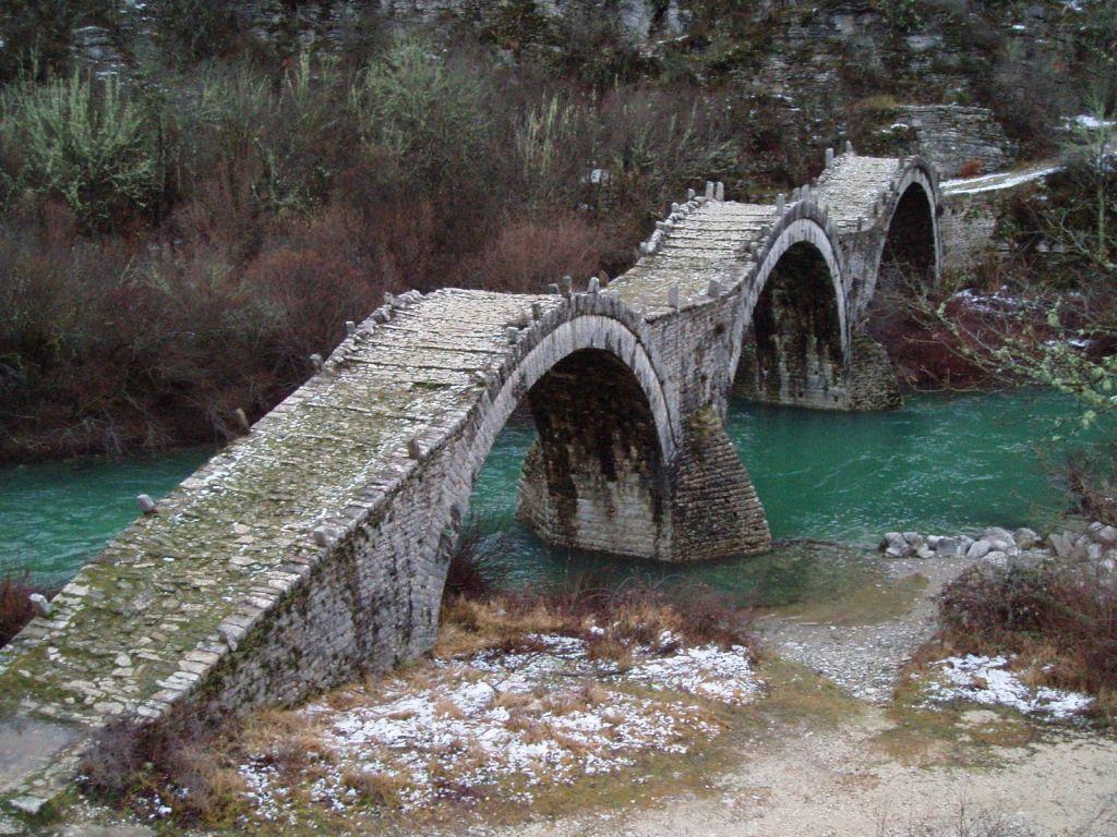 Ιωάννινα: Εργασίες αποκατάστασης στο πέτρινο γεφύρι του Ζαγορίου