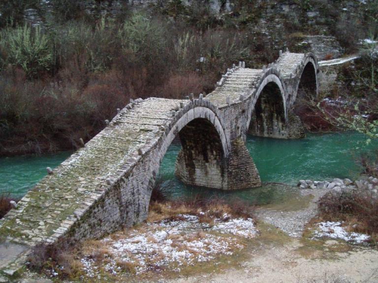 Ιωάννινα: Εργασίες αποκατάστασης στο πέτρινο γεφύρι του Ζαγορίου