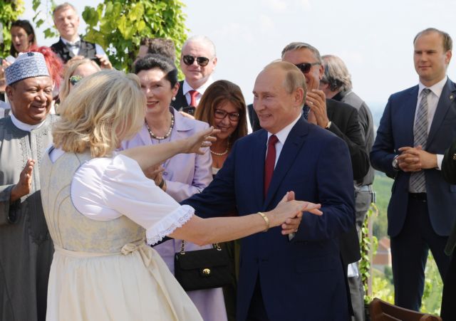 Ο χορός του Πούτιν με την αυστριακή υπουργό Εξωτερικών