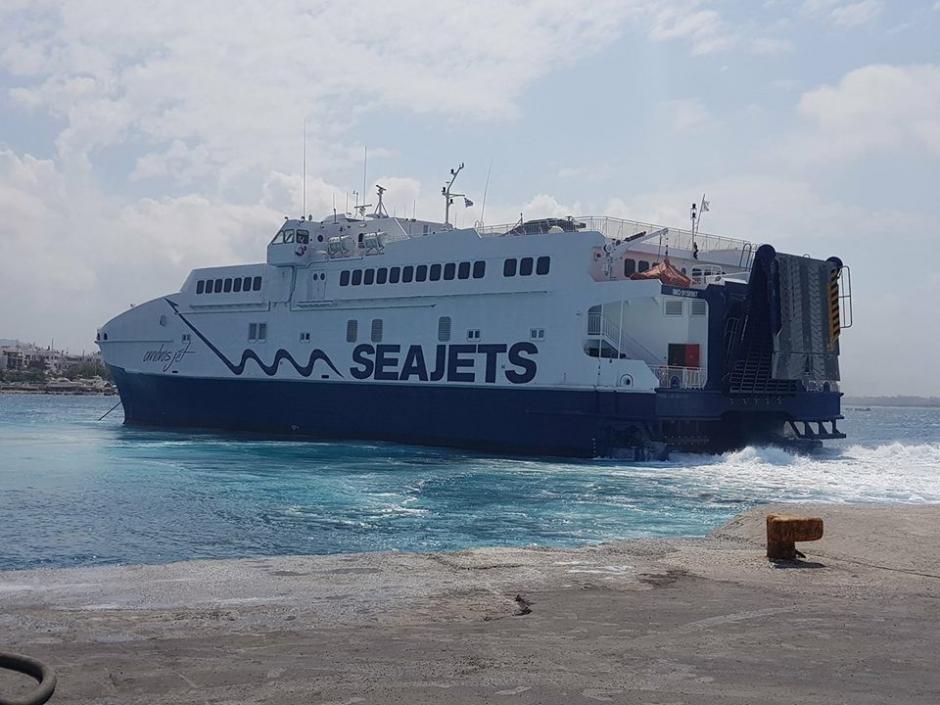 Νάξος: Στο λιμάνι το «Andros jet» λόγω βλάβης