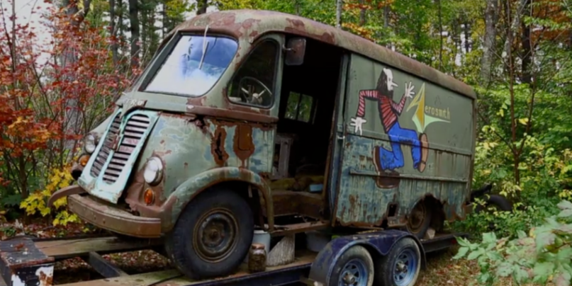 Εγκαταλελειμμένο σε δάσος στη Μασαχουσέτη βρέθηκε το θρυλικό βαν των Aerosmith από τα 70s