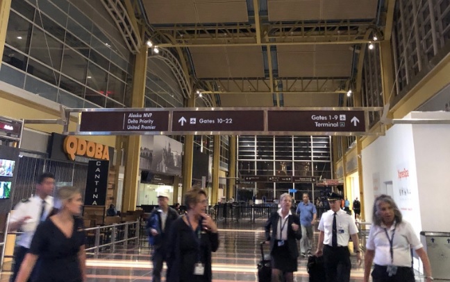 Στο σκοτάδι το αεροδρόμιο Ρόναλντ Ρίγκαν της Ουάσινγκτον