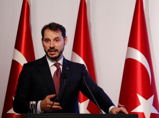 Παρεμβάσεις προανήγγειλε ο γαμπρός Ερντογάν για στήριξη της οικονομίας