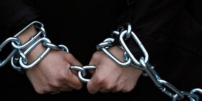 Άγνωστοι αλυσόδεσαν 16χρονο σε κολόνα φωτισμού στον Άγιο Κωνσταντίνο