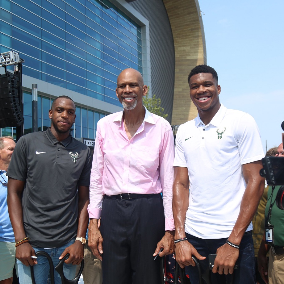 Ο Αντετοκούνμπο συναντά τον Τζαμπάρ (pic)