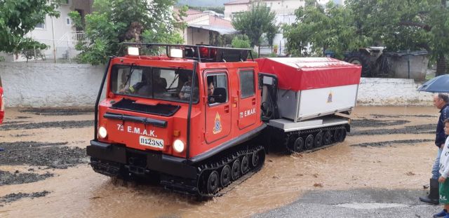 Δραματικές ώρες στη Λαμία : Απεγκλωβίστηκε ζευγάρι από ΙΧ που είχε παγιδευτεί σε χείμαρρο