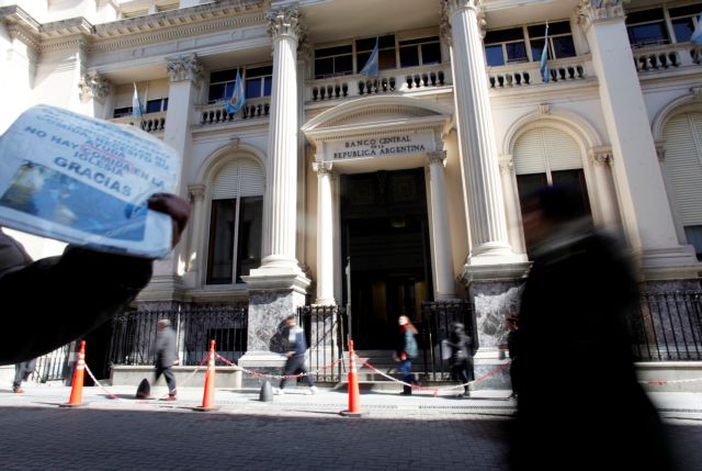 Στο 60% αύξησε τα επιτόκια η Αργεντινή, μετά τη βουτιά του πέσο