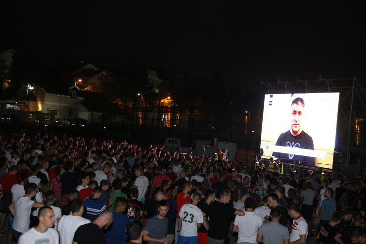 Χιλιάδες οπαδοί του Ερυθρού Αστέρα έξω από το Μαρακανά