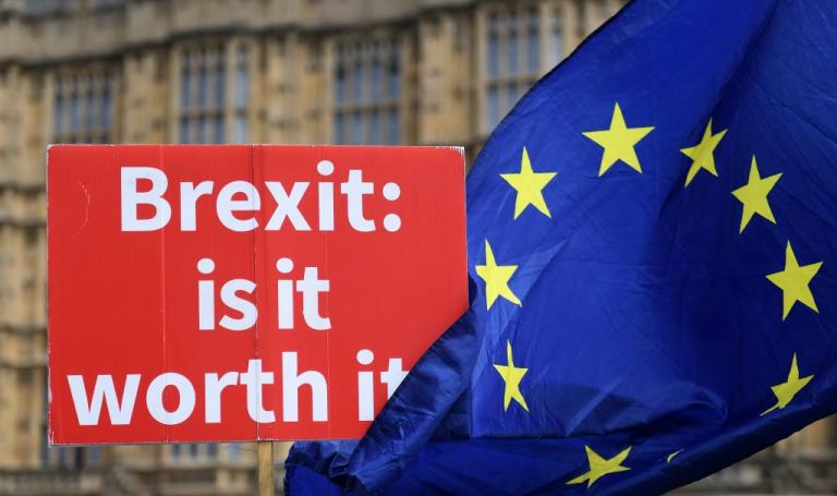 Μέι: Ένα Brexit χωρίς συμφωνία δεν θα είναι και το τέλος του κόσμου