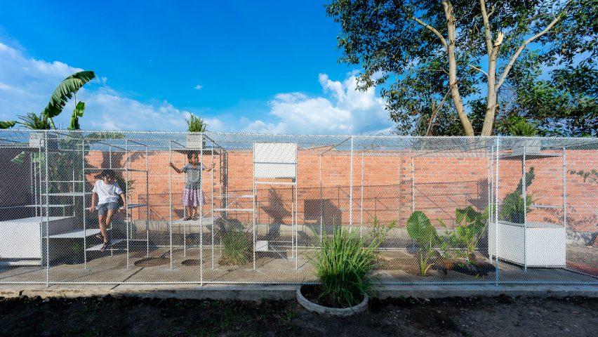 Κλείστε τα παιδιά στο κοτέτσι!