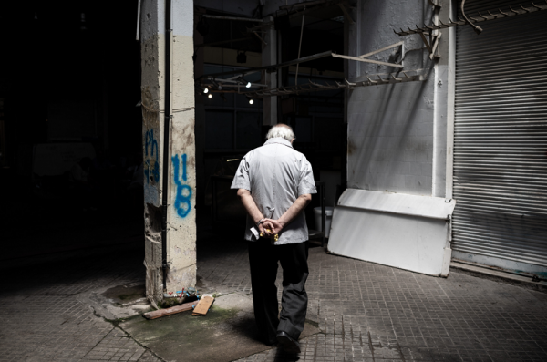 Το κοινωνικό κόστος των μνημονίων – Όσα χάσαμε σε οκτώ χρόνια