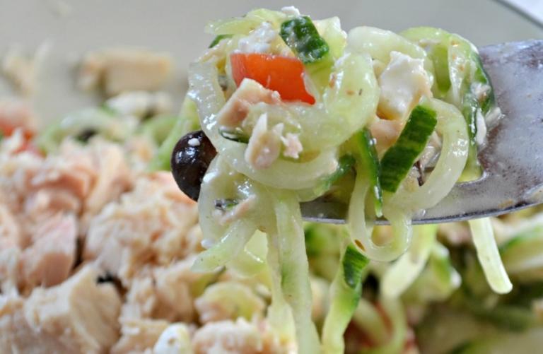 Τονοσαλάτα με αγγούρι και ελιές