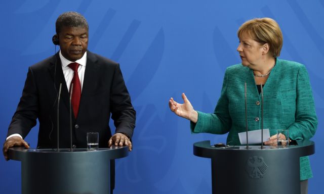 Μέρκελ: Να προμηθεύσουμε με όπλα την Ανγκόλα