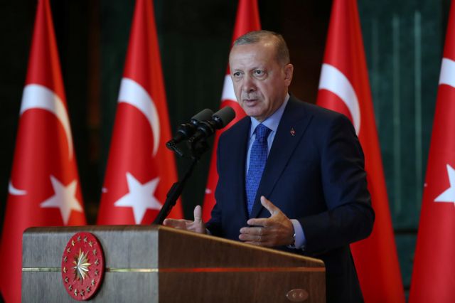 Guardian: Η Τουρκία παραπαίει στην άβυσσο που δημιούργησε ο Ερντογάν
