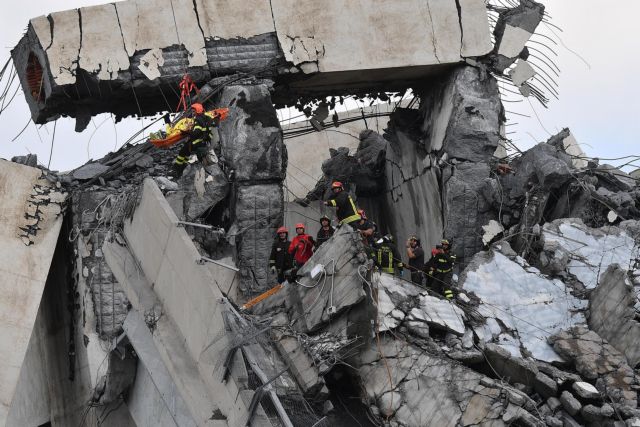 Τραγωδία στη Γένοβα : 10 έως 20 οι αγνοούμενοι από την πτώση της γέφυρας