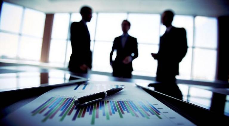 Επί τάπητος η επέκταση των κλαδικών συμβάσεων στον τουρισμό, τις τράπεζες και τη ναυτιλία