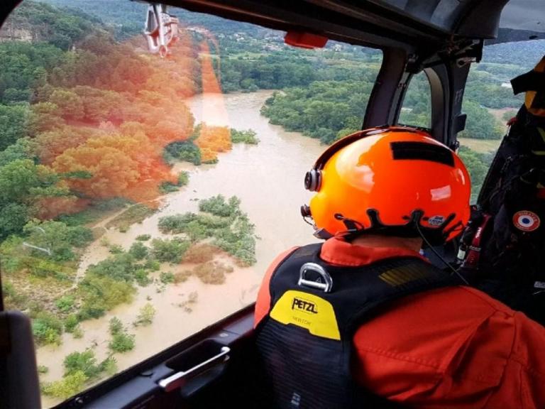 Συγκλονιστικά πλάνα από τις πλημμύρες στη νότια Γαλλία – Αγνοείται 70χρονος