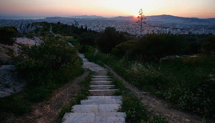 Ρομαντικές… βόλτες στην Ακρόπολη από τους «εκλεκτούς» της ΕΛ.ΑΣ που περιπολούν στου Φιλοπάππου
