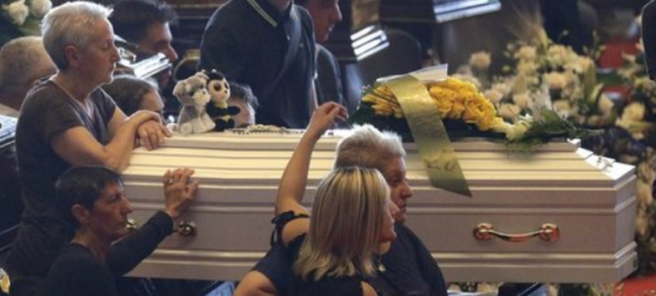 Γένοβα : Θρήνος στην κηδεία των θυμάτων