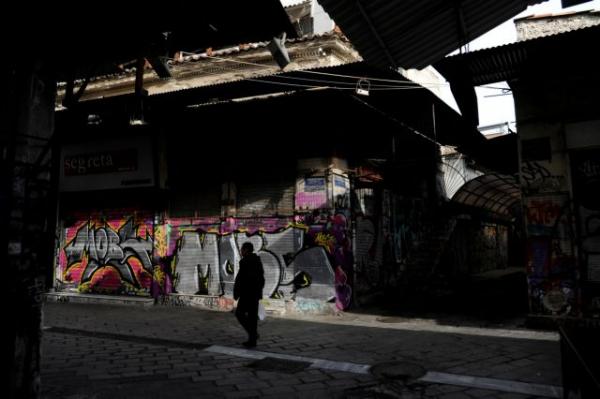 FT: Η Ελλάδα δεν θα αποπληρώσει ποτέ το βουνό χρέους