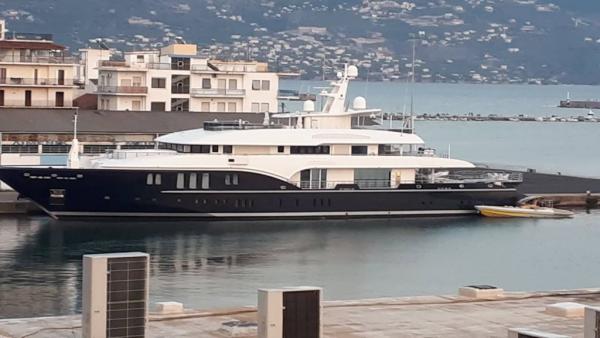 Εντυπωσιάζει το σούπερ γιοτ στο λιμάνι της Καλαμάτας