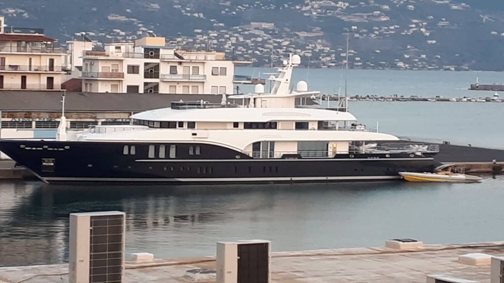 Εντυπωσιάζει το σούπερ γιοτ στο λιμάνι της Καλαμάτας