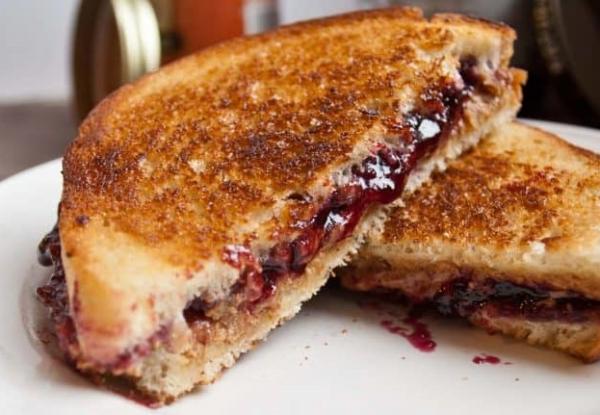 Σάντουιτς με φυστικοβούτυρο και μαρμελάδα