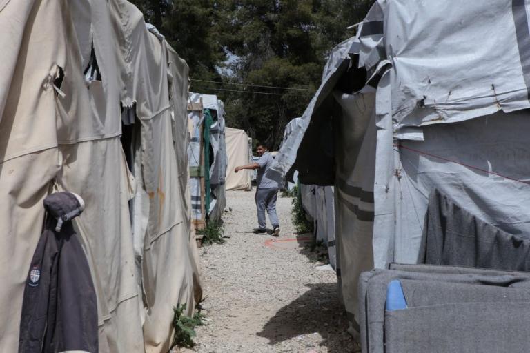 Καθιστική διαμαρτυρία προσφύγων διέκοψε την κυκλοφορία στην Αθηνών – Λαμίας