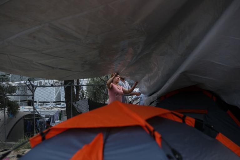 Υπεράριθμοι παραμένουν οι πρόσφυγες στις δομές φιλοξενίας του ΓΕΕΘΑ