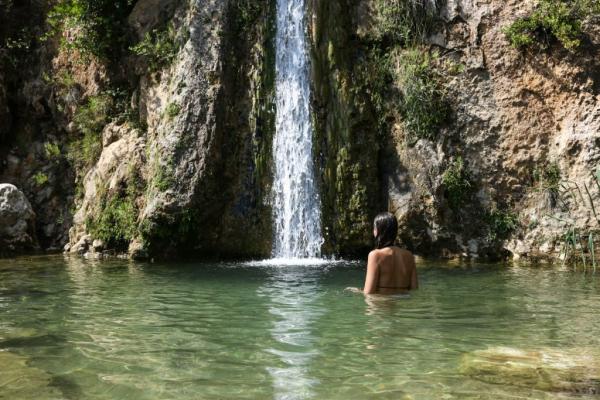 Καταρράκτης στο Ντράφι Πεντέλης – η κοντινή καλοκαιρινή διαφυγή