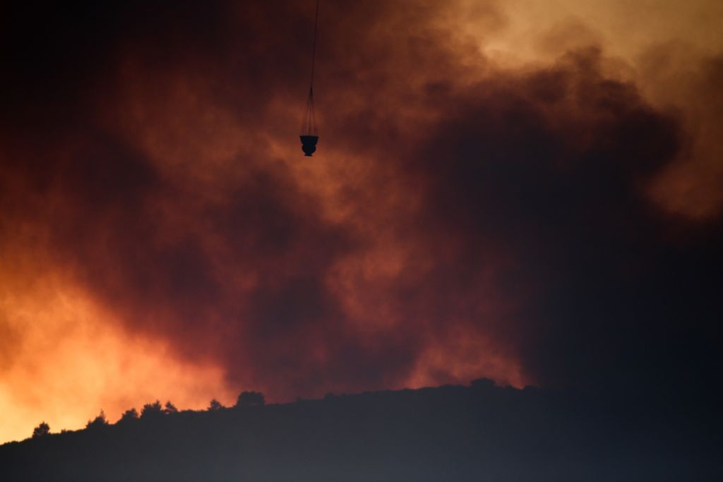 Mεγάλη πυρκαγιά στην Πορτογαλία - Μάχη με τις φλόγες από τους πυροσβέστες