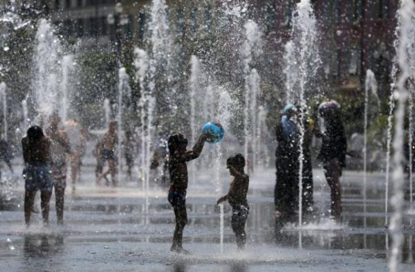 Καύσωνας και πυρκαγιές σαρώνουν την Ευρώπη