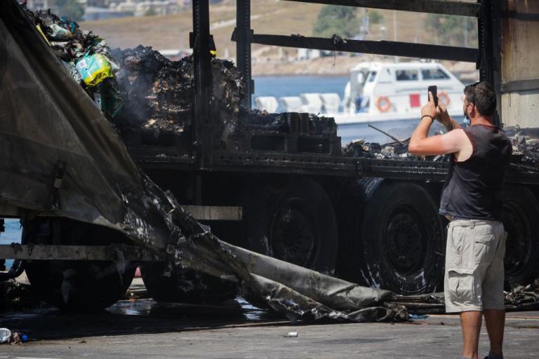 Καμένα φορτηγά βγαίνουν από το πλοίο «Ελευθέριος Βενιζέλος» [Εικόνες]