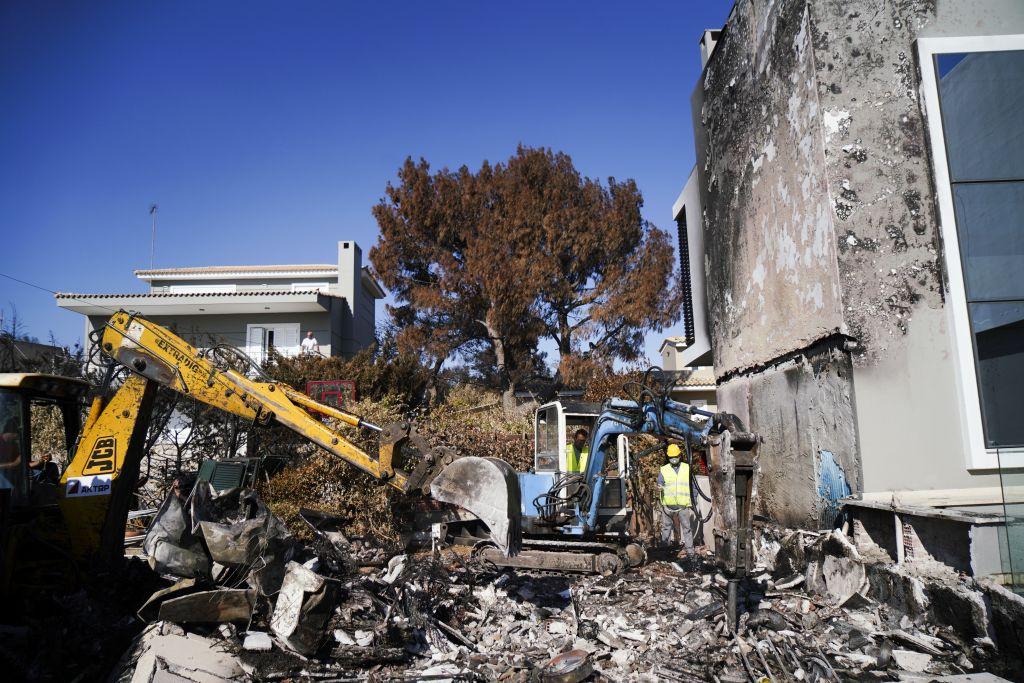 Συνεχίζονται οι κατεδαφίσεις «κόκκινων» κτιρίων στο Μάτι
