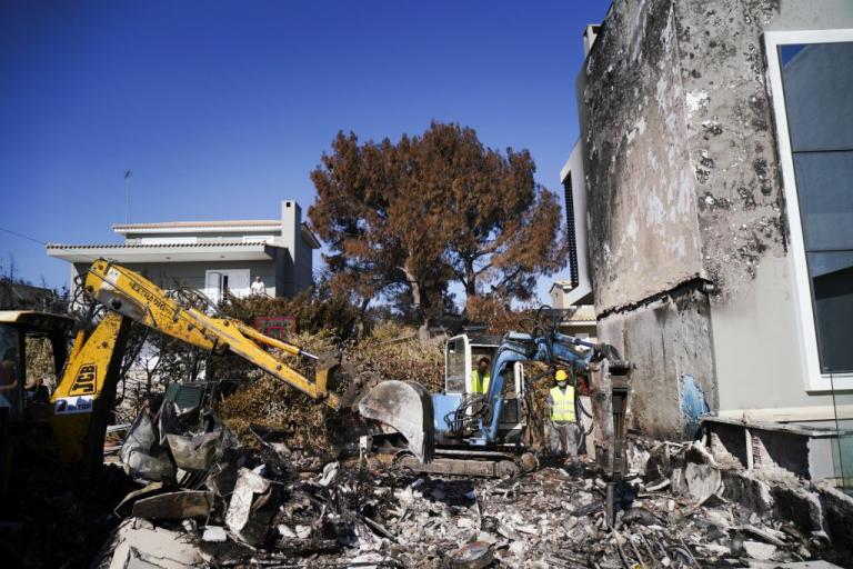 Συνεχίζονται οι κατεδαφίσεις «κόκκινων» κτιρίων στο Μάτι
