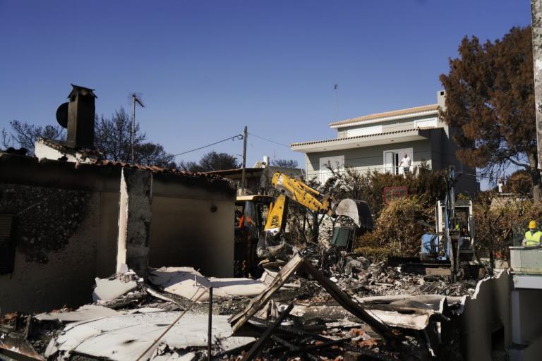 Άρχισαν οι πρώτες κατεδαφίσεις «κόκκινων» κτιρίων στο Μάτι [Εικόνες]