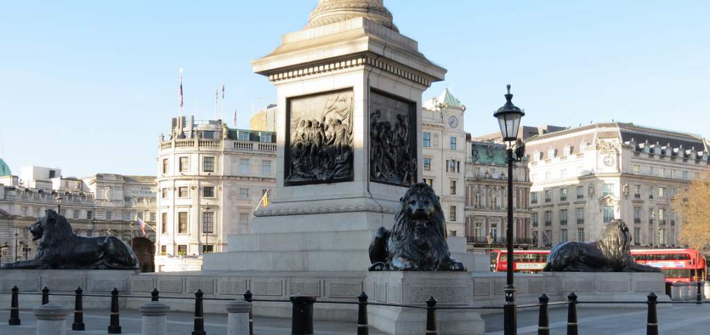 Λονδίνο : Ένα λιοντάρι με… ποιητικές ανησυχίες στην πλατεία Τραφάλγκαρ