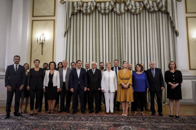 Σε εξέλιξη οι τελετές παράδοσης – παραλαβής των υπουργείων